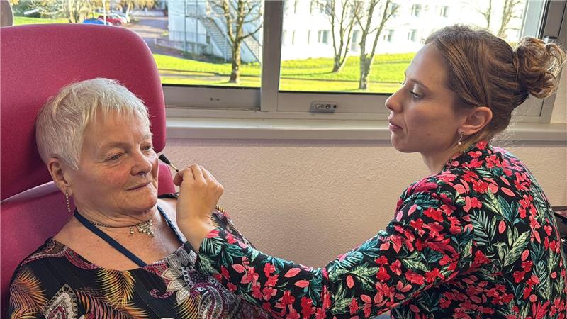 Vom Altersheim auf den Dancefloor Vor dem Besuch im Club lässt sich Simone Philippe schminken.