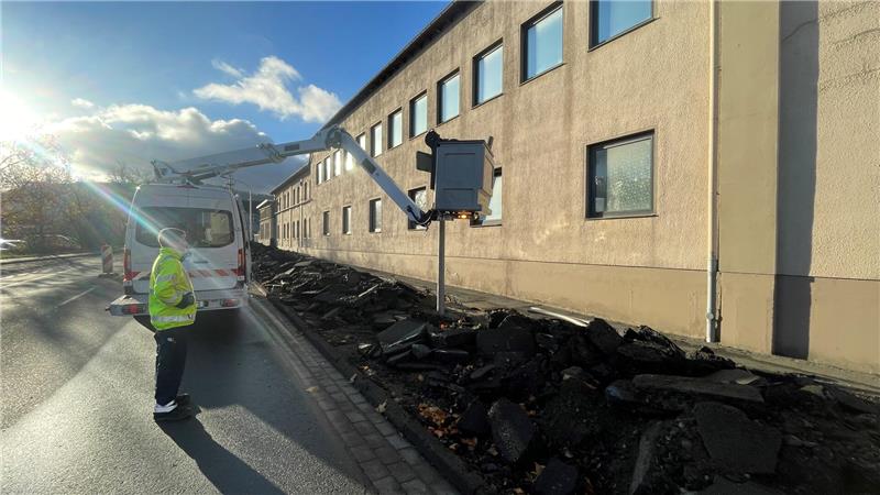 Vor dem Betriebsgelände von H.C. Starck ist bereits der Asphalt des Radwegs aufgebrochen.