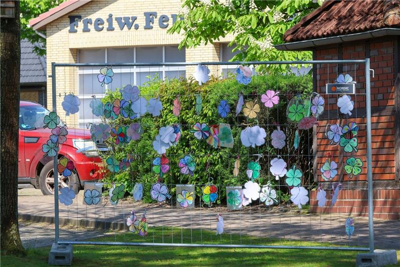 Vor dem Bürgerhaus in Bremervörde hängen gebastelte Kleeblätter mit Wünschen für den vermissten Arian.