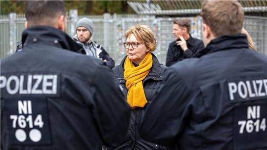 Vor dem Derby zwischen Hannover 96 und Eintracht Braunschweig richtet Innenministerin Daniela Behrens den Blick auf Sicherheit im Stadion. (Archivbild)