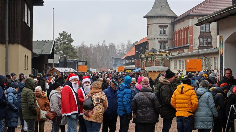 Rund 11.000 Besucher beim weihnachtlichen Rammelsberg Vor dem Eingang zum Weihnachtsmarkt unter Tage bilden sich lange Warteschlangen.