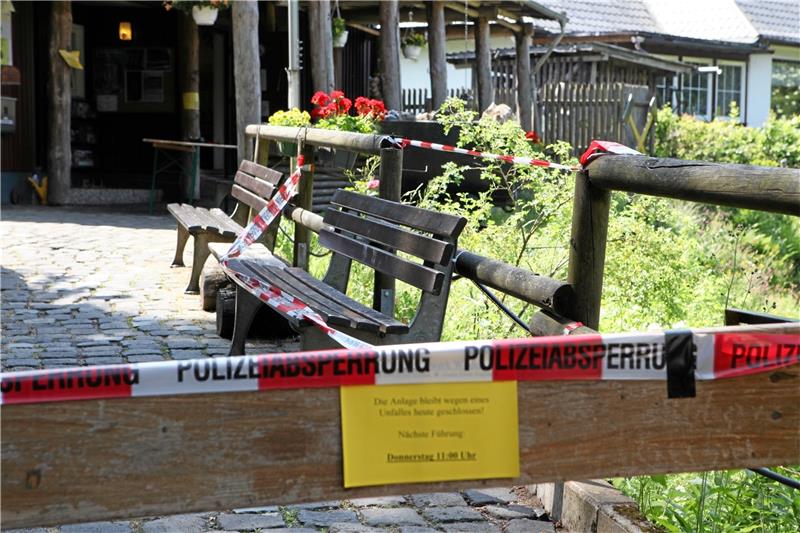 Vor dem Eingangsbereich zum 19-Lachter-Stollen brechen am 25. Juni des vergangenen Jahres vier Grundschüler durch ein Holzgeländer und stürzen in die Tiefe. Das Museumsbergwerk ist am Folgetag wegen der Ermittlungen geschlossen. Archivfotos: Bruns