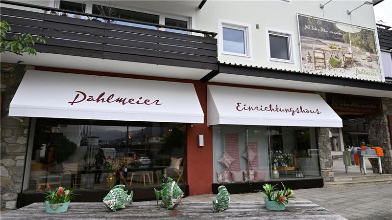 Vor dem Einrichtungshaus der Familie Dahlmeier stehen Blumen 
