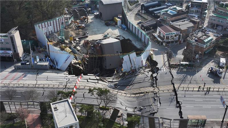 Vor dem Einsturz hatten Arbeiter Risse in Pfeilern entdeckt.  