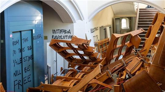 Vor dem Emil-Fischer-Hörsaal in der Humboldt-Universität türmen sich herausgerissene Stuhlreihen.