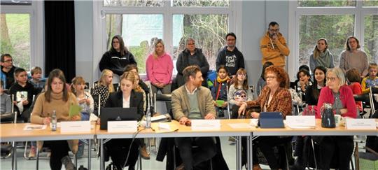 Vor dem Fragefeuer (v. li.): Die neue Stadtjugendpflegerin Franziska Fuchs, Mara-Lena Macke und Sven Busse vom Fachdienst Schulen, Bürgermeisterin Renate Lucksch und Karin Jünke vom Fachdienst Kindertagesstätten wappnen sich. Foto: Heine