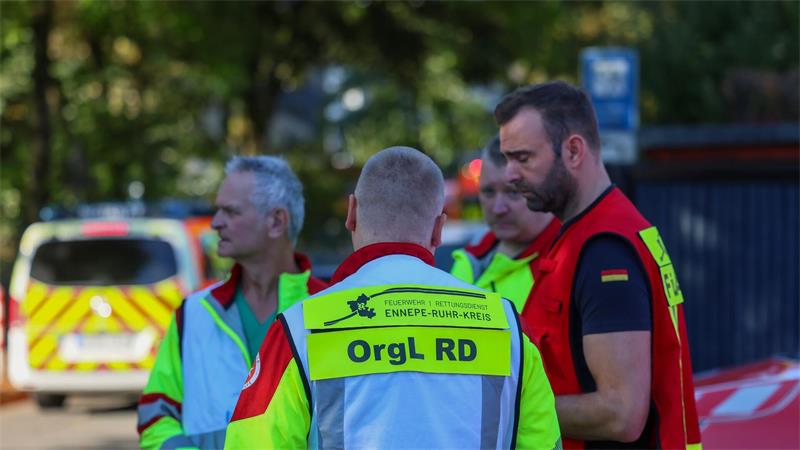 Vor dem Gebäude wurde eine Betreuungsstelle eingerichtet. 