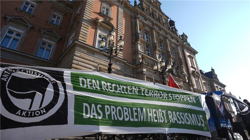 Vor dem Gericht gab es Protest gegen „rechten Terror“. 