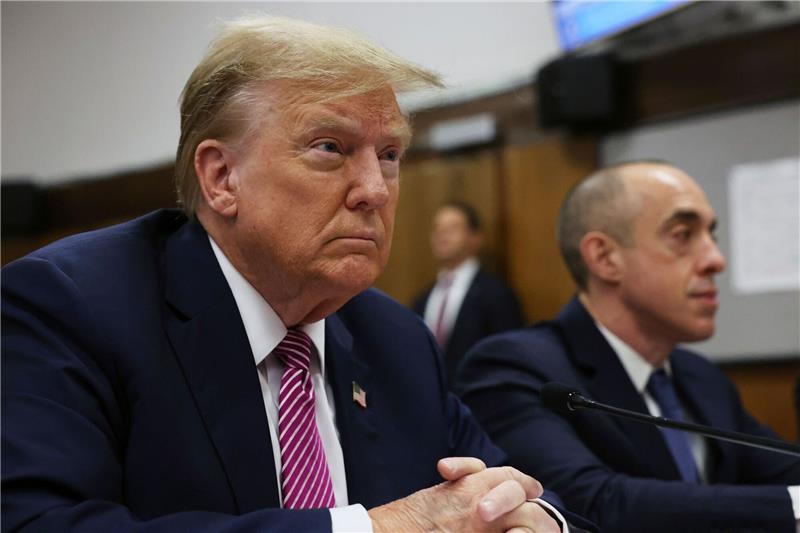 Trump-Prozess: Jury steht - Mann zündet sich vor Gericht an Vor dem Gerichtsgebäude in New York, in dem der Schweigegeld-Prozess gegen Ex-US-Präsident Donald Trump stattfindet, hat sich ein Mann in Brand gesetzt.