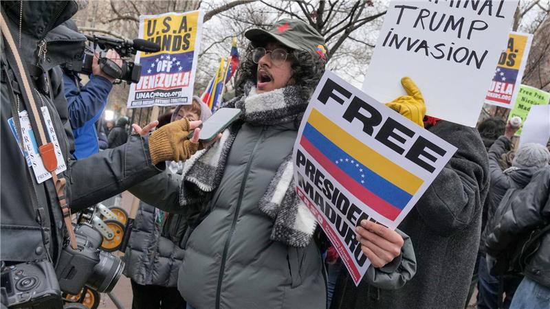 Vor dem Gerichtsgebäude solidarisierten sich viele Unterstützer mit Maduro. 