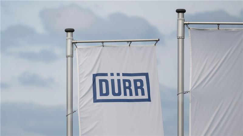 Maschinenbauer Dürr will 500 Stellen in Verwaltung abbauen Vor dem Hauptsitz in Bietigheim-Bissingen wehen Dürr-Flaggen.