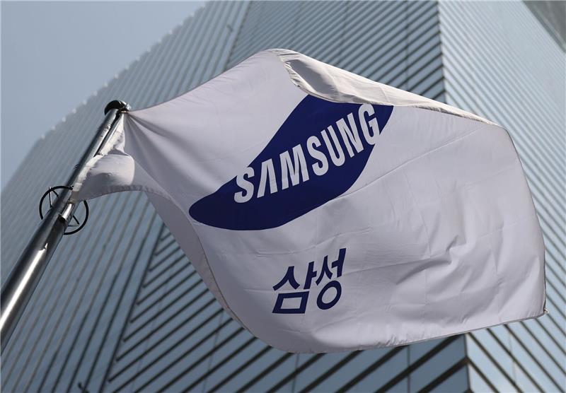 Samsung mit deutlichem Gewinnrückgang Vor dem Hauptsitz von Samsung im südkoreanischen Seoul weht eine Flagge mit dem Logo des Unternehmens.