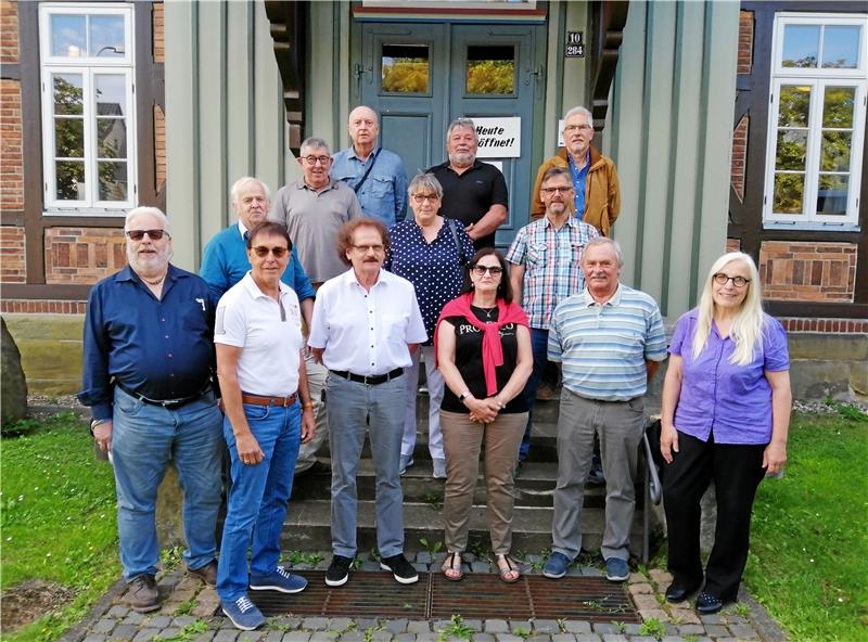 Vor dem Heimatmuseum, der ehemaligen Realschule, stellen sich die Teilnehmer zum Gruppenfoto auf.  Foto: Hohaus
