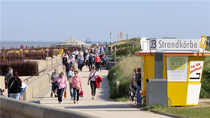 Sonnenschein und sommerliche Temperaturen vor Herbstanfang Vor dem Herbstanfang genießen Menschen das Sommerwetter.