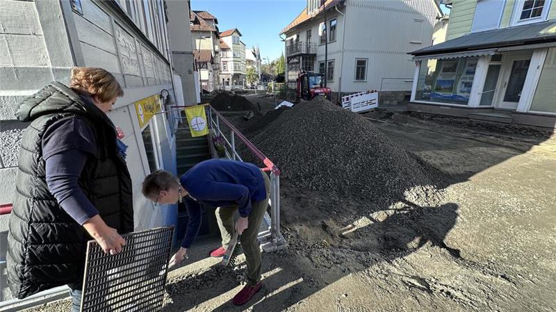 Schmiedestraße für Fußgänger gesperrt: Was sagen die Anlieger? Vor dem Kirchenladen werden Fußmatten ausgelegt, damit nicht zu viel Dreck ins Geschäft getragen wird.