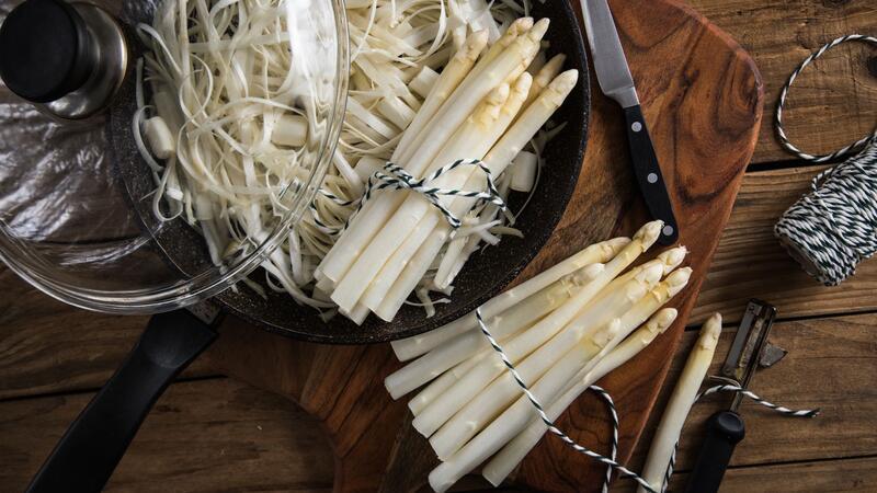 Ob weiß oder grün: So gelingt der Spargel Vor dem Kochen den Spargel portionsweise mit Küchengarn zusammenbinden.