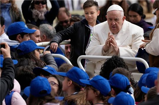 Vor dem Krankenhausaufenthalt: Papst Franziskus spricht mit Kindern bei seiner Generalaudienz.