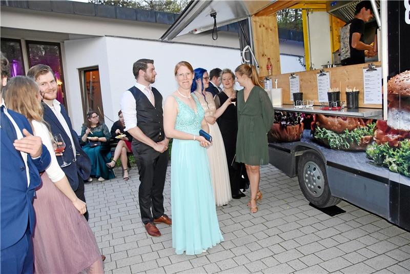 Vor dem Kurgastzentrum können sich die Ballbesucher am Foodtruck des „Bürgerglück“-Teams aus Goslar stärken.
