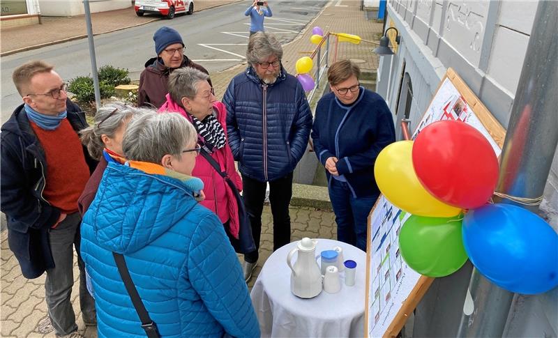 Wähler können Kandidaten aus Harzburg kennenlernen Vor dem Laden gibt es eine große Info-Tafel mit einem Überblick auf alle Kandidaten. Foto: Nachtweyh