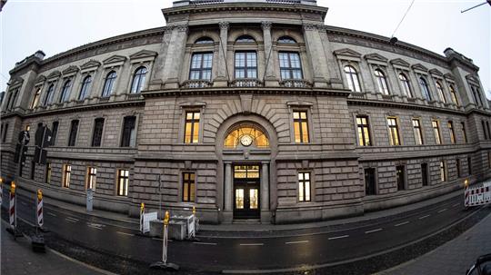 Vor dem Landgericht Braunschweig muss sich ein Kommunalpolitiker aus dem Landkreis Goslar in einem Insolvenzverfahren verantworten, der wegen des Besitzes von Kinderpornografie angeklagt ist. Mit ihm steht der Liebenburger Spediteur Jonas H. vor Gericht, der einer Kokainbande angehörte und wegen Drogenhandels zu einer langjährigen Haftstrafe verurteilt wurde.