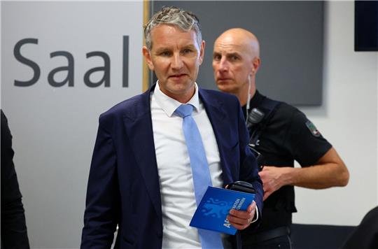 Vor dem Landgericht Halle hat ein Prozess gegen Björn Höcke wegen des Vorwurfs des Verwendens von Kennzeichen verfassungswidriger und terroristischer Organisationen begonnen.
