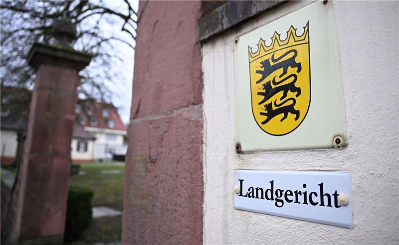 Prozess in Mosbach wegen Geiselnahme und Vergewaltigung Vor dem Landgericht Mosbach hat der Prozess gegen einen selbst ernannten Life Coach und seinen jüngeren Bruder begonnen.