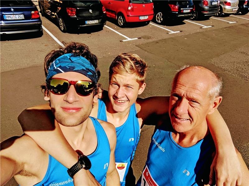 Vor dem Laufen ist noch Zeit für ein Foto: Alexander Fürle (v.l.), Claas Eilert Brinkmann und Trainer Rolt Nolte vom TSV Eintracht Wolfshagen beim 32. Mündener Altstadtlauf. Foto: Privat/Archiv