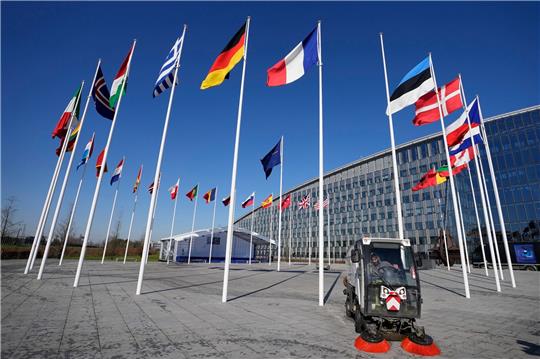 Vor dem Nato-Hauptquartier ist noch ein Mast ohne Fahne: Ab morgen soll dort die finnische Flagge wehen.