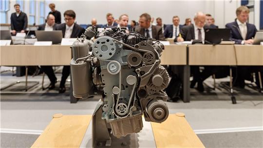 Vor dem OVG Schleswig wird über die Genehmigung eines VW-Software-Updates in der Motorsteuerung durch das KBA verhandelt.