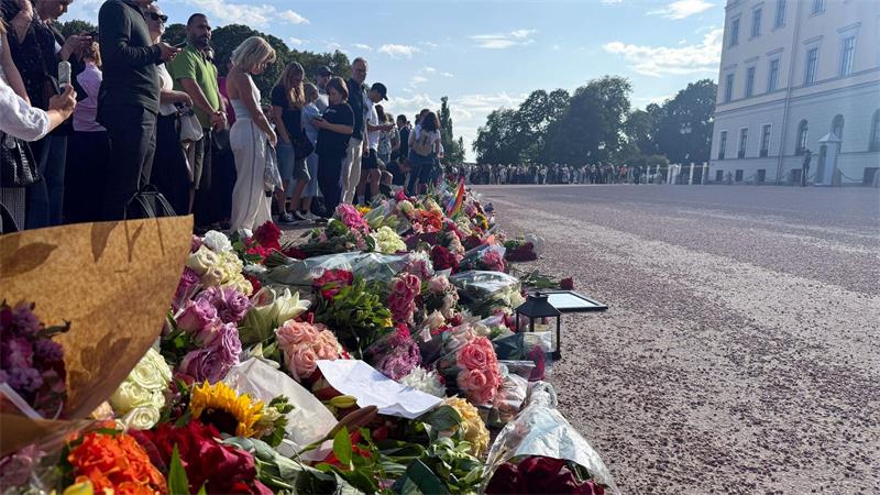 Vor dem Palast wurden Hunderte Blumen niedergelegt. 