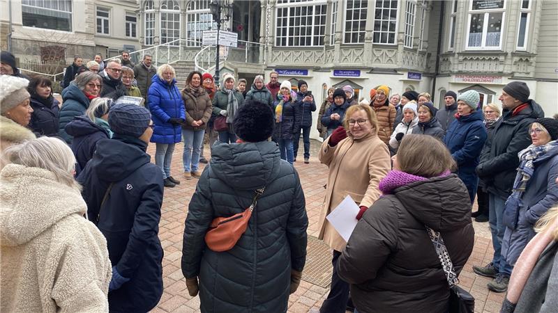 Vor dem Parkhof begrüßt Initiatorin Katrin Pešic (Mitte) die vielen Teilnehmer der "Bücherkette".