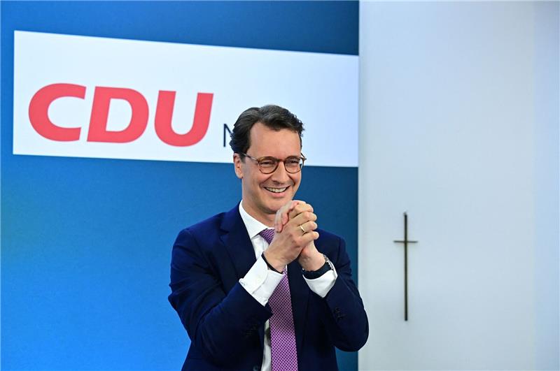 Vor dem Parteilogo und einem Christen-Kreuz: Hendrik Wüst, CDU-Spitzenkandidat und amtierender Ministerpräsident, dankte seinen Anhängern in der CDU-Zentrale. Foto: AFP