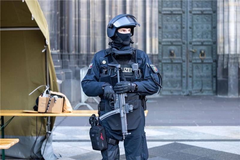 Terroralarm in Köln: Ingewahrsamnahmen und Schutz für Dom Vor dem Pontifikalamt im Kölner Dom zum Jahresabschluss mit Kardinal Woelki wird das Domumfeld von Einsatzkräften der Polizei mit Maschinenpistolen stark bewacht.