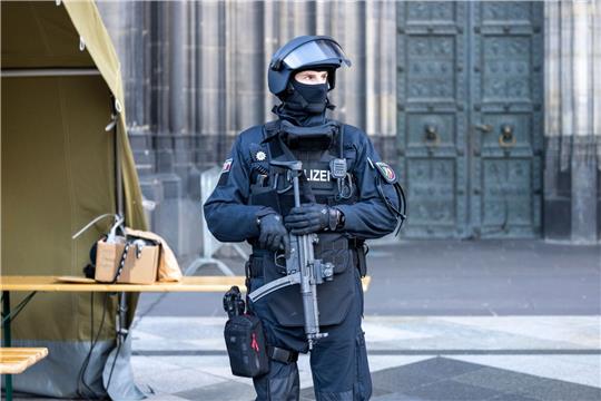 Vor dem Pontifikalamt im Kölner Dom zum Jahresabschluss mit Kardinal Woelki wird das Domumfeld von Einsatzkräften der Polizei mit Maschinenpistolen stark bewacht.
