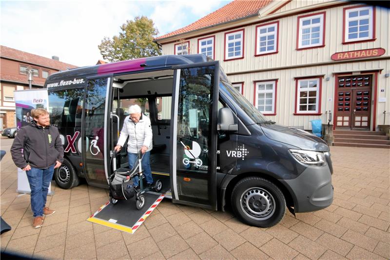 Roadshow mit dem Flexo-Bus am Rathaus Seesen Vor dem Rathaus Seesen können sich Interessierte über das Flexo-Angebot informieren und die Fahrzeuge testen. Fotos: Gereke