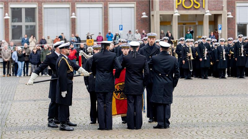 Vor dem Rathaus in Wilhelmshaven legten die neuen Rekruten und Rekrutinnen ihr Gelöbnis ab.