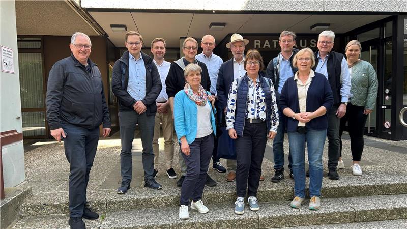 Bad Harzburg dient als Beispiel für Entwicklung im Tourismus Vor dem Rathaus nimmt Bürgermeister Ralf Abrahms (mit Hut) die Teilnehmer der Jahresexkursion der Niedersächsichen Akademie ländlicher Raum (ALR) in Empfang und führt sie zu den touristischen Highlights der Stadt.