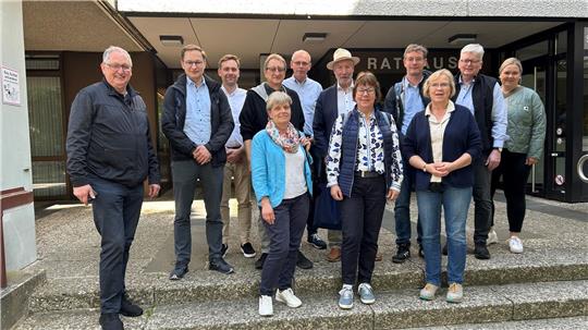 Vor dem Rathaus nimmt Bürgermeister Ralf Abrahms (mit Hut) die Teilnehmer der Jahresexkursion der Niedersächsichen Akademie ländlicher Raum (ALR) in Empfang und führt sie zu den touristischen Highlights der Stadt.