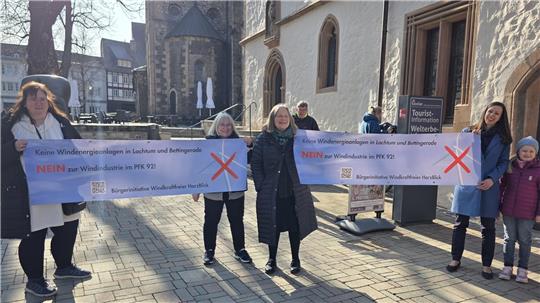 Vor dem Rathaus protestiert die Lochtumer Bürgerinitiative gegen die Windenergie-Pläne.