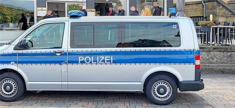 Vor dem Restaurant „Papillon“ in der Rosentorstraße steht ein Polizeifahrzeug, vor der Eingangstür sammeln sich mehrere Menschen. Foto: Hendrik Roß