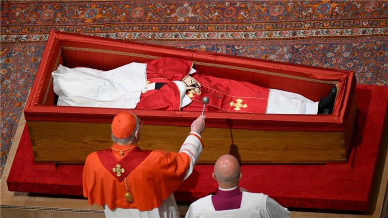 Sarg von Franziskus verschlossen Vor dem Schließen des Sarges segnet der Camerlengo Joseph Farrell den gestorbenen Papst.