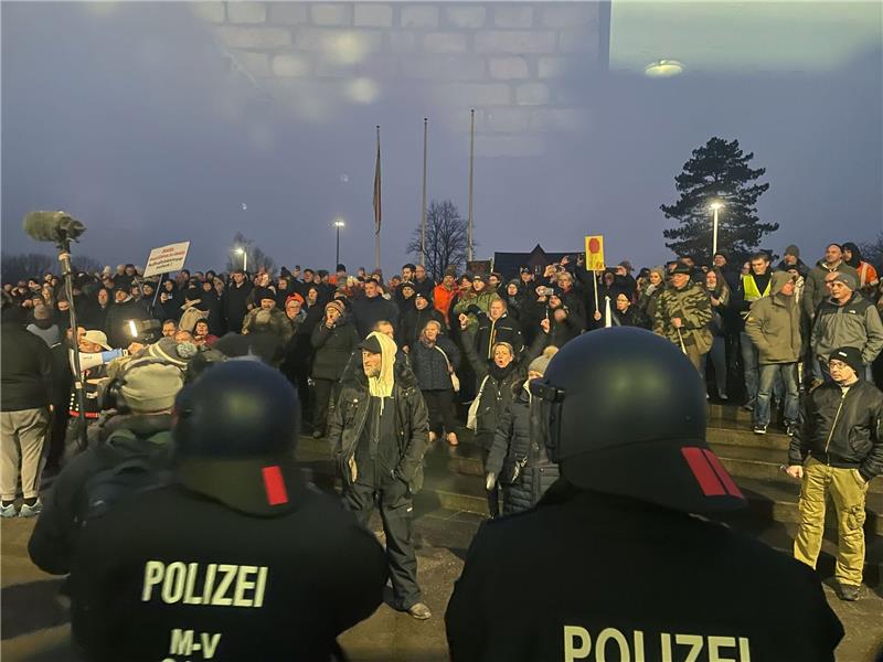 Proteste gegen Flüchtlingsunterkunft laufen aus dem Ruder Vor dem Sitzungsgebäude des Kreistages von Nordwestmecklenburg kamen nach Polizeiangaben am Donnerstag 700 Menschen zusammen.