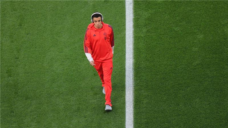 Vor dem Spiel alleine mit Kopfhörern, nach dem Spiel als DJ aktiv: Jamal Musiala.