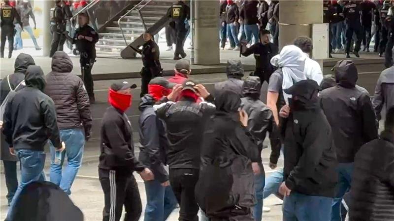 Vor dem Spiel des FC Bayern gegen den VfB Stuttgart kam es zu einer Schlägerei zwischen rivalisierenden Fans.