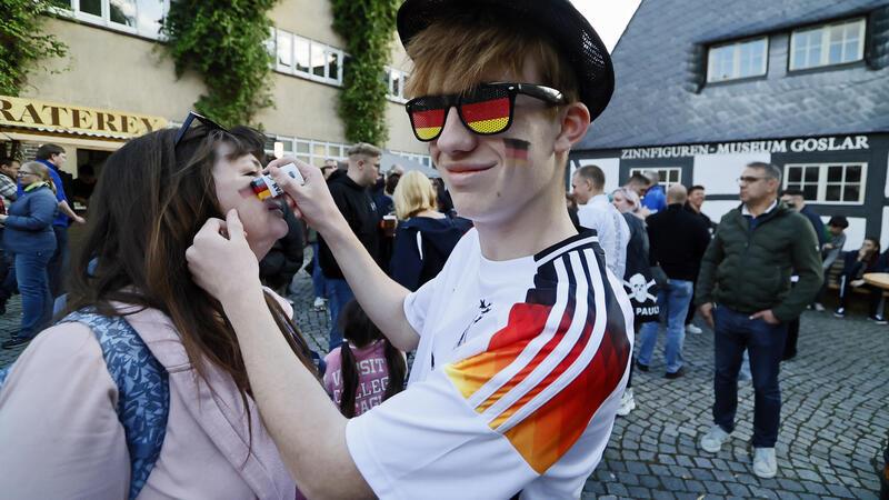 1000 Fans pilgern zum Museums-Ufer: Weitere Spiele werden gezeigt Vor dem Spiel wird sich geschminkt und in Schale geworfen.