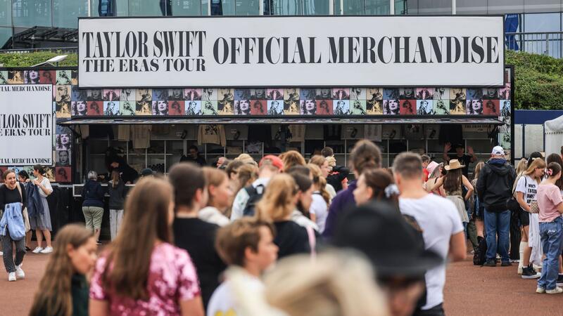 Vor dem Stadion in Gelsenkirchen konnten sich Fans mit Shirts, Pullovern oder Taschen von Swift eindecken.