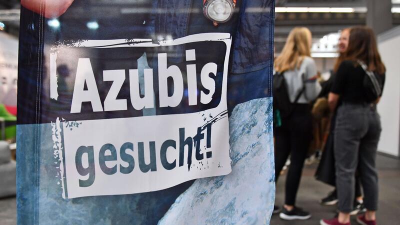 Ausbildung startet - mehr als jede dritte Stelle noch frei Vor dem Start des Ausbildungsjahres heißt es in vielen Betrieben: „Azubis gesucht!“