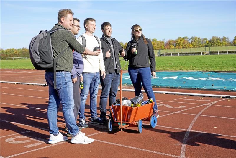 Vor dem Start wird jedes Team für die Ehrenwand abgelichtet.
