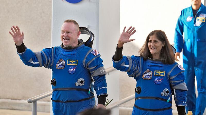 Versagen des „Starliner“ - Wie kehren die Astronauten heim? Vor dem Start zeigten sich Butch Wilmore (l) und Suni Williams noch gutgelaunt. (Archivbild)