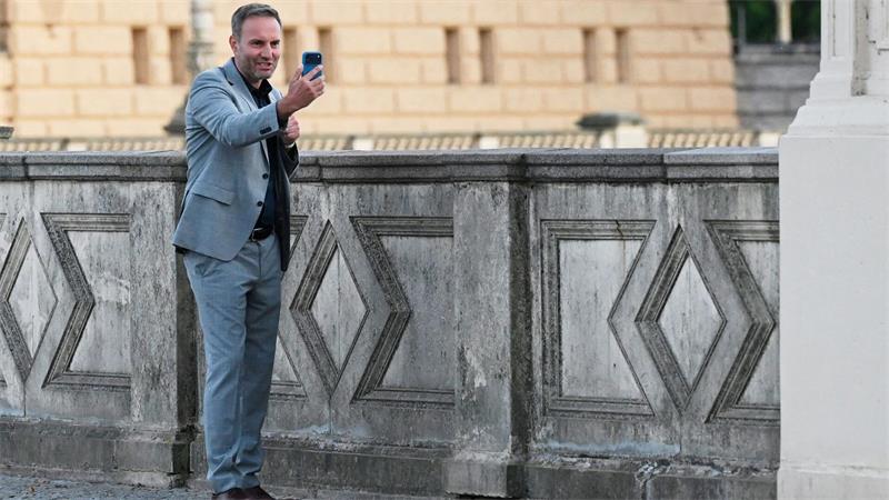 Vor dem TV-Studio: Schult filmt sich selbst